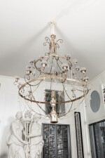 A silver patinated metal, silver-gilt wood and blown glass chandelier, probably Tuscan, early 19th century | Lustre en metal, bois argentés et verre soufflé, travail probablement toscan, début du XIXe siècle