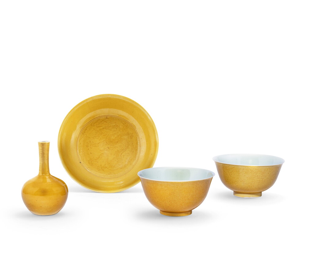 Voir en plein écran - Voir 1 du lot 211. Ensemble de trois porcelaines à fond jaune Marques en cachet et époque Daoguang | 清道光 黃釉瓷器三件 《大清道光年製》款 及 清十八至十九世紀 黃釉小長頸瓶 | An incised yellow-glazed 'dragon' dish and two incised yellow-glazed 'dragon' bowls, seal marks and period of Daoguang; together with a yellow-glazed miniature vase, Qing dynasty, 18th-19th century.