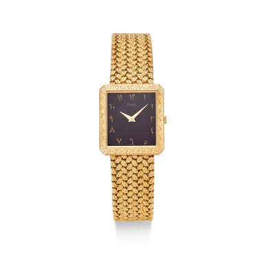 View full screen - View 1 of Lot 70. PIAGET | REFERENCE 91542 D2, A YELLOW GOLD BRACELET WATCH WITH ONYX HARDSTONE "ARABIC” DIAL, CIRCA 1985.