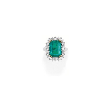 View full screen - View 1 of Lot 33. BAGUE ÉMERAUDE ET DIAMANTS, MAUBOUSSIN, VERS 1960 | EMERALD AND DIAMOND RING, MAUBOUSSIN, 1960S.