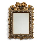 Grand miroir en bois doré, burgauté et traces de vernis, travail italien, Venise, vers 1700