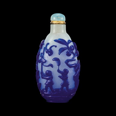 View full screen - View 1 of Lot 1081. A blue overlay snowflake-white glass 'twin boys and birds' snuff bottle Qing dynasty, 18th - 19th century | 清十八至十九世紀 雪霏地套藍料吉慶童子及喜上眉梢圖鼻煙壺.
