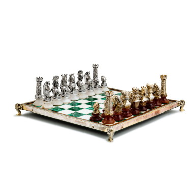 View full screen - View 1 of Lot 2. A Italian hardstone chess set mounted in silver-gilt and silver, Bartolini Bartolozzi, Florence, modern | Jeu d'échecs en pierres dures montées en argent et vermeil par Bartolini Bartolozzi, Florence, moderne .