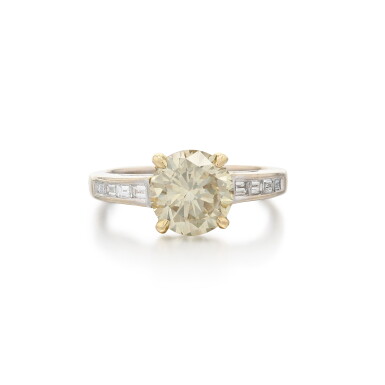 View full screen - View 1 of Lot 233. Bague diamant Fancy Light Yellowish Brown et diamants | Fancy Light Yellowish Brown diamond and diamond ring.