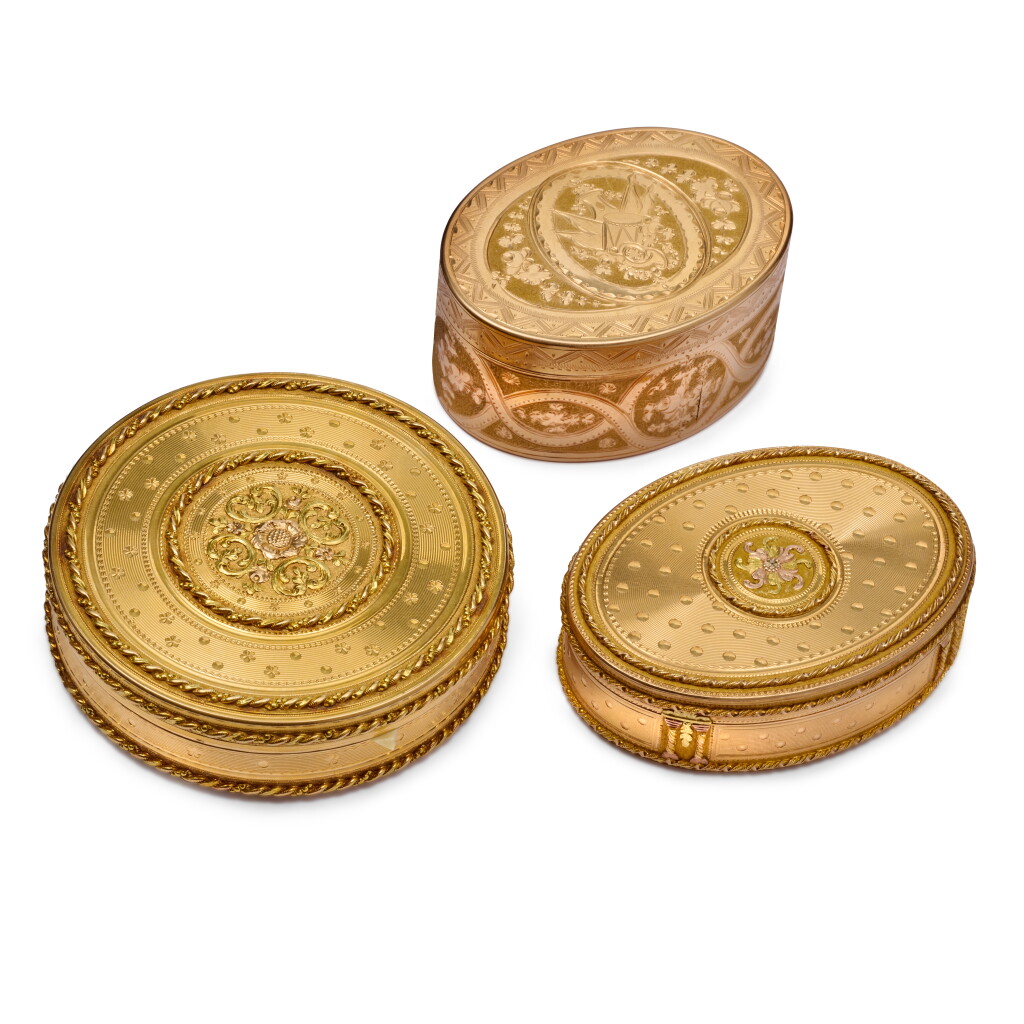 View full screen - View 1 of Lot 1082. A group of three gold boxes, Paris and Hanau, late eighteenth century.