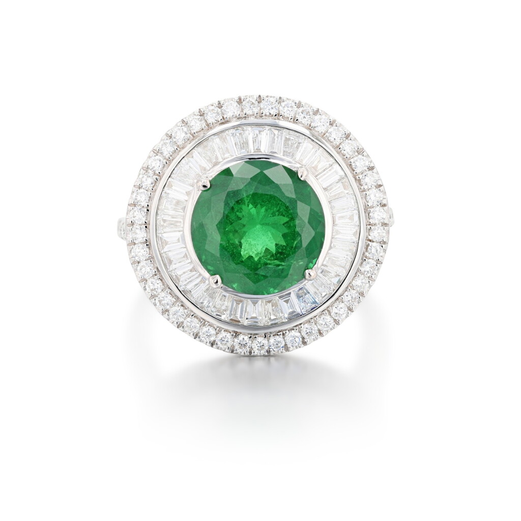 View full screen - View 1 of Lot 465. Bague grenat tsavorite et diamants | Tsavorite garnet and diamond ring.