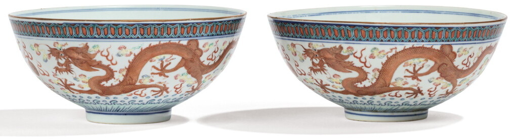 View full screen - View 1 of Lot 91. PAIRE DE BOLS EN PORCELAINE DE LA FAMILLE ROSE DYNASTIE QING, XIXE SIÈCLE | 清十九世紀 粉彩雙龍趕珠盌一對 《大清乾隆年製》仿款 | A pair of Famille Rose 'dragon' bowls, Qing Dynasty, 19th century.