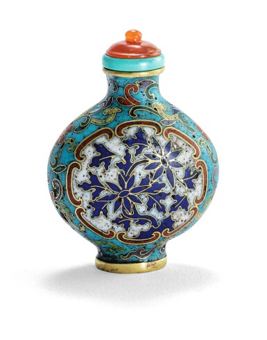 View full screen - View 1 of Lot 98. TABATIÈRE EN BRONZE DORÉ ET ÉMAUX CLOISONNÉS ET TABATIÈRE EN JADE DYNASTIE QING | 清 掐絲琺瑯花卉紋鼻煙壺 及 清 青白玉器 一組四件 | A cloisonne and gilt-bronze 'lotus and aster' snuff bottle and a pale celadon jade snuff bottle, Qing Dynasty.