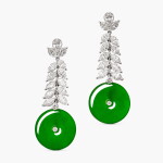 Pair of Jadeite ‘Huaigu’ and Diamond Pendant Earrings | 天然翡翠「懷古」 配 鑽石 耳墜一對