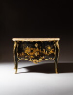 Commode en vernis parisien à fond noir et bronze doré d'époque Louis XV, vers 1765, attribuée à Dubois et restaurée par Jean-François Leleu