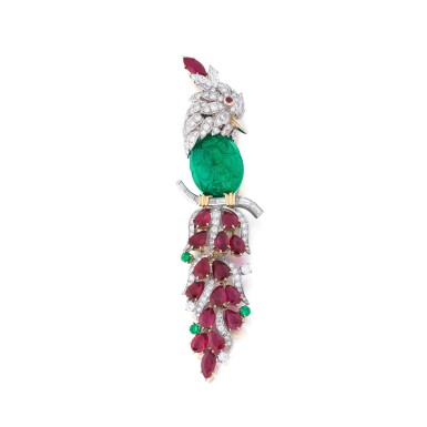 View full screen - View 1 of Lot 101. Broche émeraude, rubis et diamants | Emerald, ruby and diamond brooch.