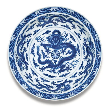View full screen - View 1 of Lot 176. A FINE AND RARE LARGE BLUE AND WHITE 'DRAGON' DISH, QIANLONG SEAL MARK AND PERIOD | 清乾隆 青花海水雲龍捧壽紋大盤 《大清乾隆年製》款.