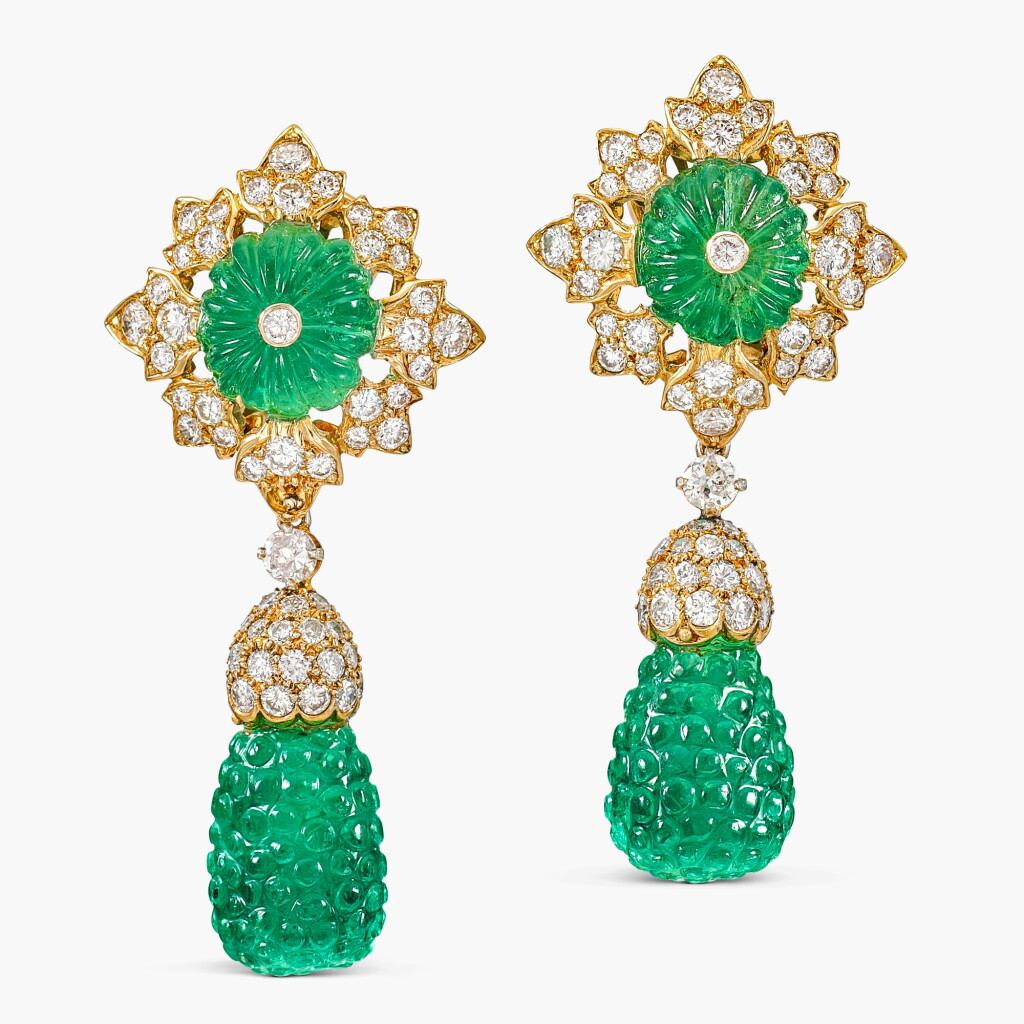 View full screen - View 1 of Lot 1611. Pair of Emerald and Diamond Pendent Earclips | 祖母綠 配 鑽石 耳夾 一對 (祖母綠共重約24.80克拉).