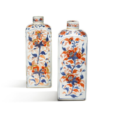 View full screen - View 1 of Lot 222. A pair of Imari bottles and covers, Qing dynasty, Kangxi period.
