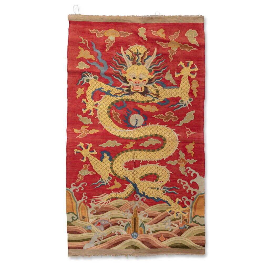 全螢幕檢視 - 查看57A red-ground kesi 'dragon' panel, Qing dynasty | 清 紅地緙絲五爪龍紋掛屏的1