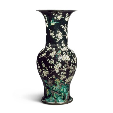 View full screen - View 1 of Lot 536. A massive famille-noire ‘magpie and prunus' vase, Qing dynasty, 19th century | 清十九世紀 墨地素三彩喜上眉梢圖大瓶.