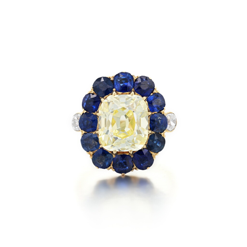 View full screen - View 1 of Lot 138. Bague diamant Fancy Intense Yellow et saphirs | Fancy Intense Yellow diamond and sapphire ring.