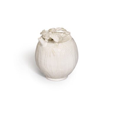 View full screen - View 1 of Lot 139. A rare carved white-glazed ewer, Five Dynasties period / Liao dynasty.