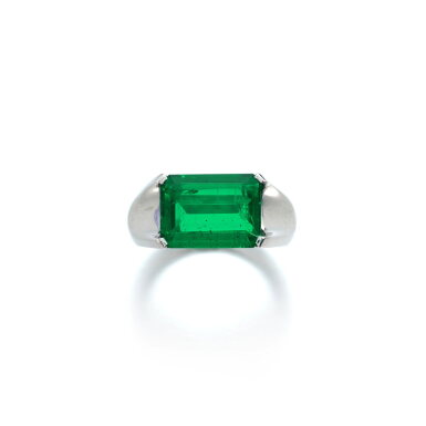 View full screen - View 1 of Lot 821. Emerald ring.