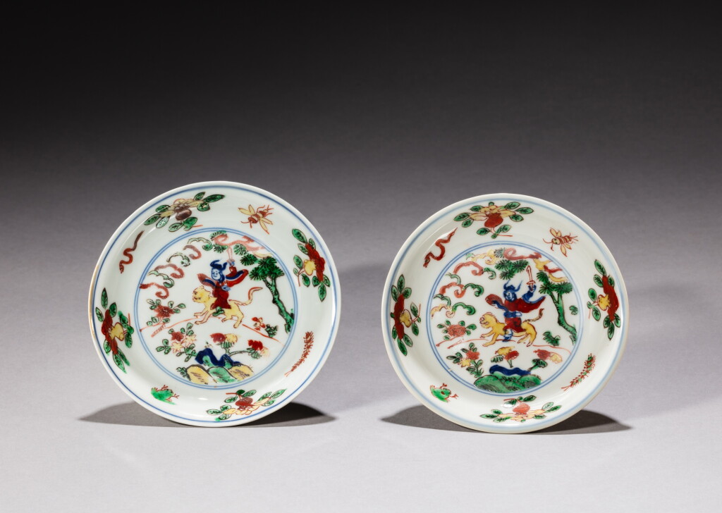 View full screen - View 1 of Lot 134. A pair of wucai 'Zhang Tianshi' dishes, Marks and period of Wanli | 明萬曆 五彩「張天師斬五毒」圖盤一對 《大明萬曆年製》款.