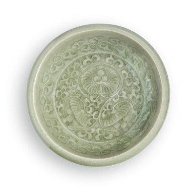 View full screen - View 1 of Lot 86. A 'YAOZHOU' CELADON DISH, YUAN/EARLY MING DYNASTY | 元/明初 耀州窰青釉刻花卉紋小盤.