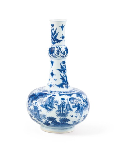 View full screen - View 1 of Lot 184. Vase bouteille en porcelaine bleu blanc Dynastie Qing, XIXE siècle | 清十九世紀 青花人物故事紋長頸膽瓶 | A blue and white 'scholar' bottle vase, Qing Dynasty, 19th century.