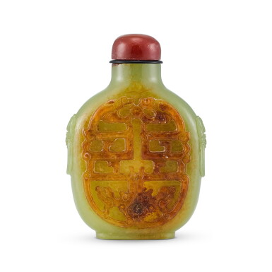 View full screen - View 1 of Lot 543. A yellow and russet jade 'dragons' snuff bottle, Qing dynasty, Qianlong period 清乾隆 黃玉夔龍紋鋪獸首鼻煙壺 .