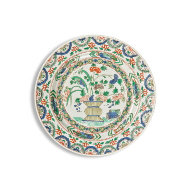 View full screen - View 1 of Lot 814. A famille-verte 'flower basket' dish, Qing dynasty, Kangxi period | 清康熙 五彩花籃紋大盤.