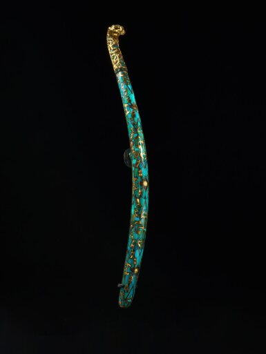 View full screen - View 1 of Lot 26. An exceptional and rare gold, silver, turquoise and glass-inlaid bronze garment hook (Daigou), Han dynasty | 漢 銅錯金銀嵌琉璃綠松石帶鉤.