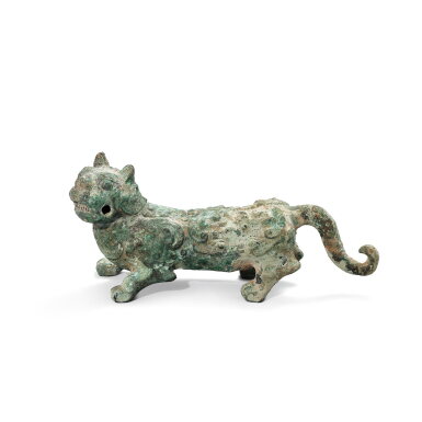 Voir en plein écran - Voir 1 du lot 1046. A bronze tiger, Eastern Zhou dynasty, Warring States period | 東周戰國 青銅虎.
