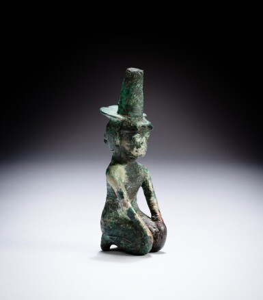 View full screen - View 1 of Lot 122. An archaic bronze figure of a kneeling man, probably Eastern Zhou dynasty, Spring and Autumn period | 或西周春秋 青銅人像飾件.