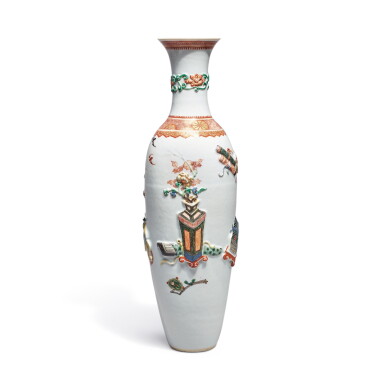 View full screen - View 1 of Lot 341. A rare relief-decorated famille-verte 'hundred antiques' vase, Qing dynasty, Kangxi period | 清康熙 五彩浮雕博古圖瓶.