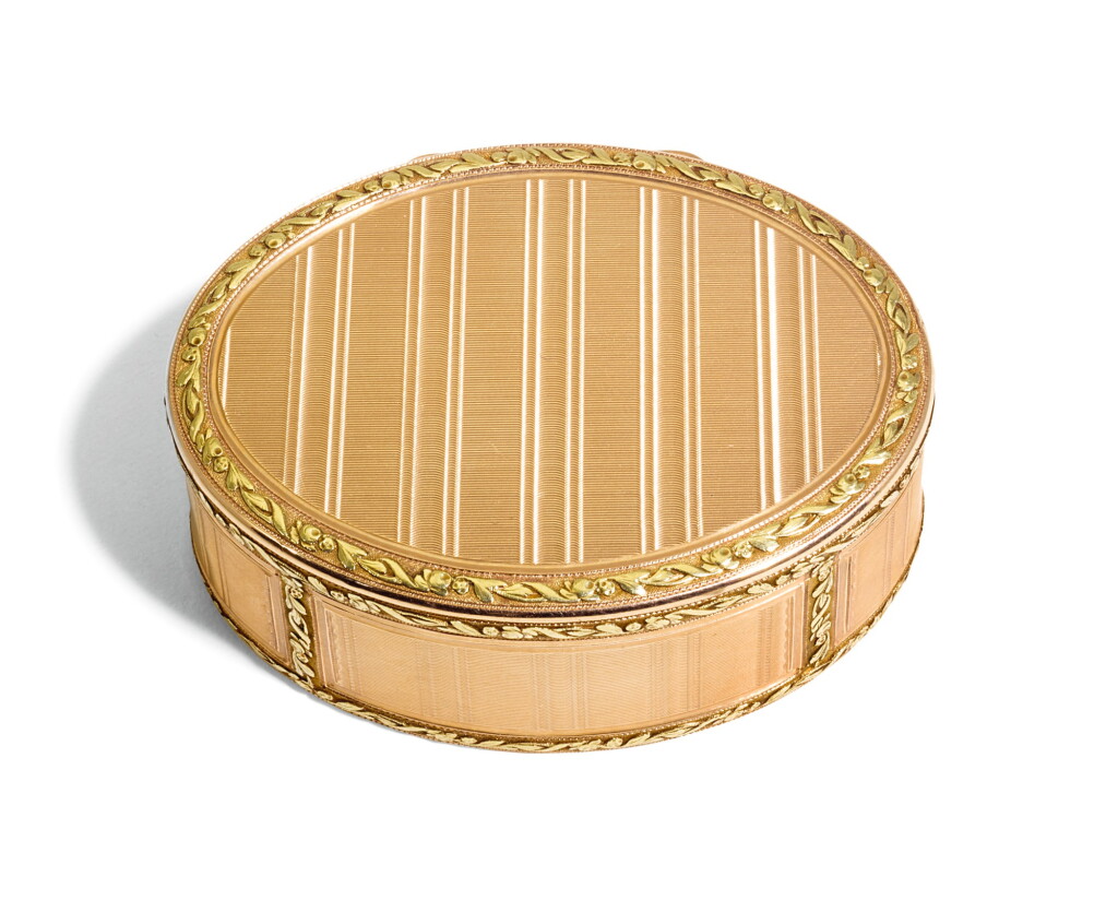 View full screen - View 1 of Lot 48. A two-colour gold snuff box, Les Frères Toussaint, Hanau, circa 1780.