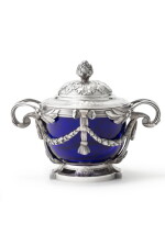 A silver covered sugar bowl, Vincent Bréant, Paris, 1776-77, blue glass interior | Sucrier couvert en argent par Vincent Bréant, Paris, 1776-77, intérieur en verre bleu