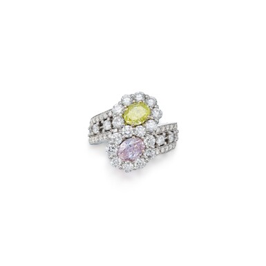 View full screen - View 1 of Lot 105. Fancy Intense Green-Yellow Diamond, Light Pink Diamond and Diamond Ring | 濃彩綠黃色鑽石、淡粉紅色鑽石及鑽石戒指.