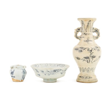 View full screen - View 1 of Lot 50. A group of three blue and white wares, Yuan dynasty or later | 元或以後 各式青花瓷器一組三件.