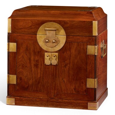 View full screen - View 1 of Lot 125. A HUANGHUALI TABLE-TOP CHEST, GUANPIXIANG QING DYNASTY, 18TH CENTURY | 清十八世紀 黃花梨官皮箱.