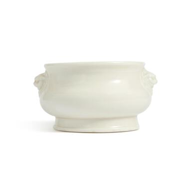 View full screen - View 1 of Lot 984. A 'Dehua' bombe-form censer with applied 'lion mask' handles, 17th / 18th century | 十七 / 十八世紀 德化白釉鋪首耳簋式爐.