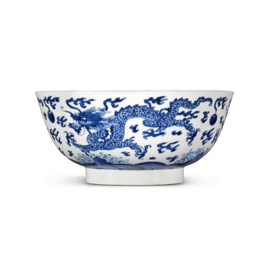 View full screen - View 1 of Lot 99. A blue and white 'dragon' bowl Qing Dynasty, Kangxi period | 清康熙 青花趕珠龍紋盌《大明成化年製》仿款.