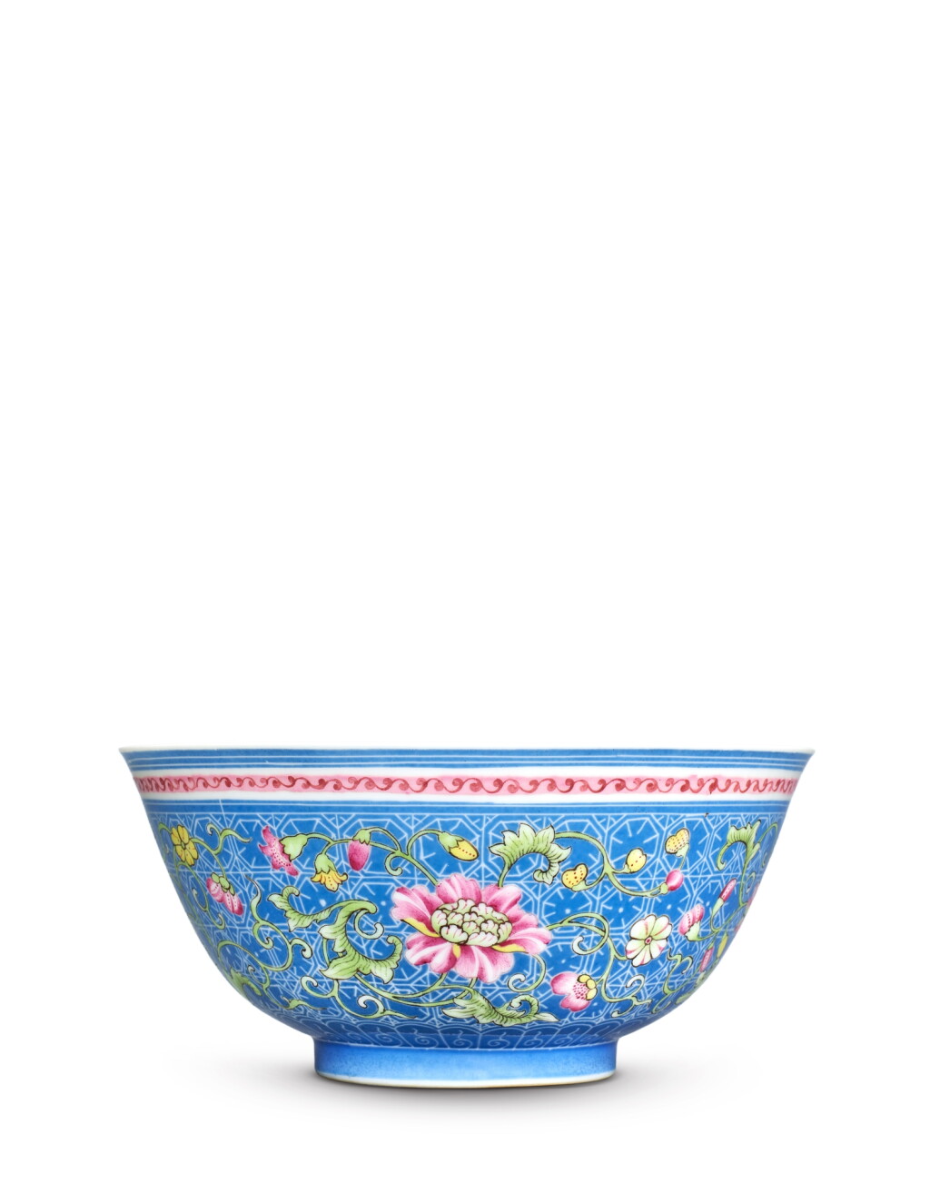 全螢幕檢視 - 查看3842A fine, exquisite and exceedingly rare falangcai blue-ground sgraffiato 'floral' bowl, Blue-enamel mark and early period of Qianlong | 清乾隆早期 藍地琺瑯彩錦上添花四時花卉紋宮盌 《乾隆年製》藍料款的1