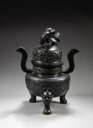 View full screen - View 1 of Lot 117. An impressive bronze tripod incense burner, Ming dynasty, 16th-17th century | 明十六至十七世紀 銅獅鈕朝冠耳三足爐 《大明宣德年製》仿款.