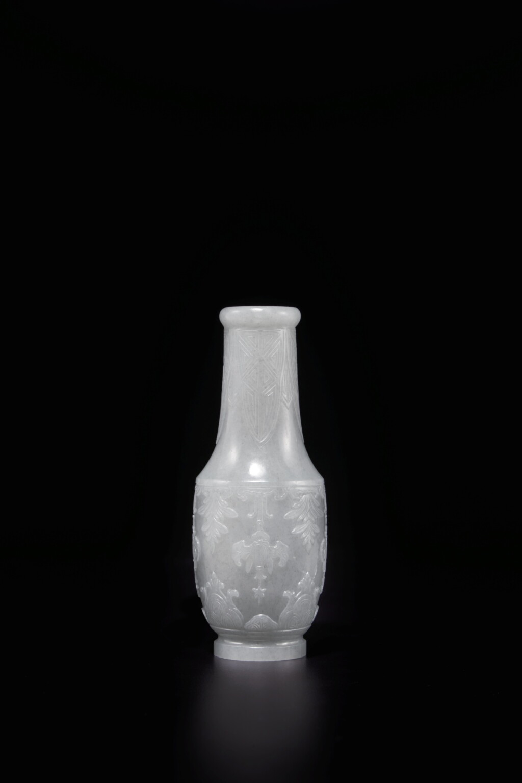 View full screen - View 1 of Lot 463. A small pale gray jade Mughal-style bottle vase, Qing dynasty, 18th century | 清十八世紀 灰白玉雕痕都斯坦式小長頸瓶.