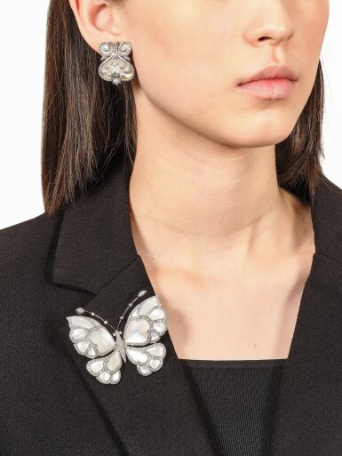 View full screen - View 1 of Lot 559. Mother-of-Pearl and Diamond Brooch and Pair of Earrings | 貝母 配 鑽石 胸針 及 耳環一對.