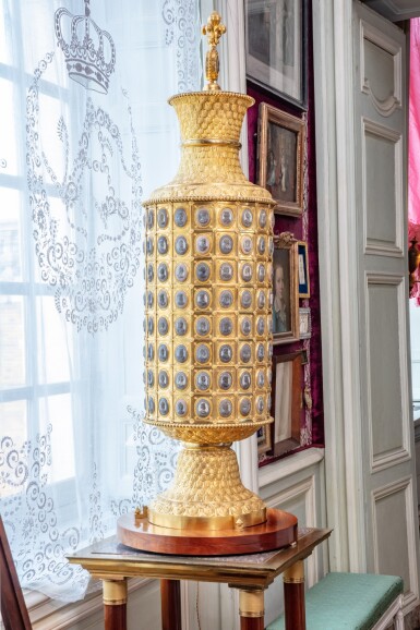 View full screen - View 1 of Lot 53. Important commemorating column adorned with stone cameos depicting Kings and Queens of France | Important présentoir cylindrique orné de camées représentant les Rois et les Reines de France.
