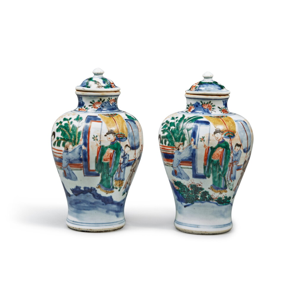 View full screen - View 1 of Lot 511. A pair of wucai 'figural' jars and covers, Qing dynasty, Shunzhi / Kangxi period | 清順治 / 康熙 五彩人物故事圖蓋罐一對.