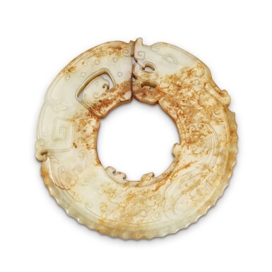 Voir en plein écran - Voir 1 du lot 511. A white and russet jade 'dragon and phoenix' pendant, Huan Qing dynasty, Qianlong period 清乾隆 白玉龍鳳紋環.