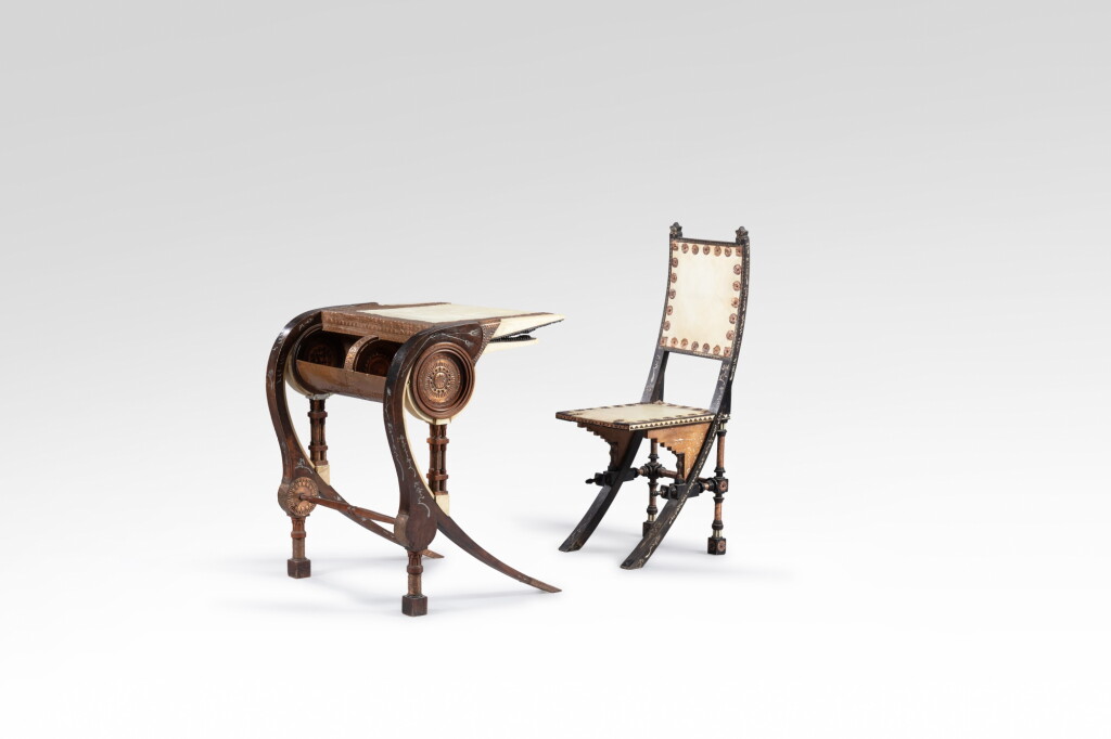 View full screen - View 1 of Lot 6. Bureau et une chaise.