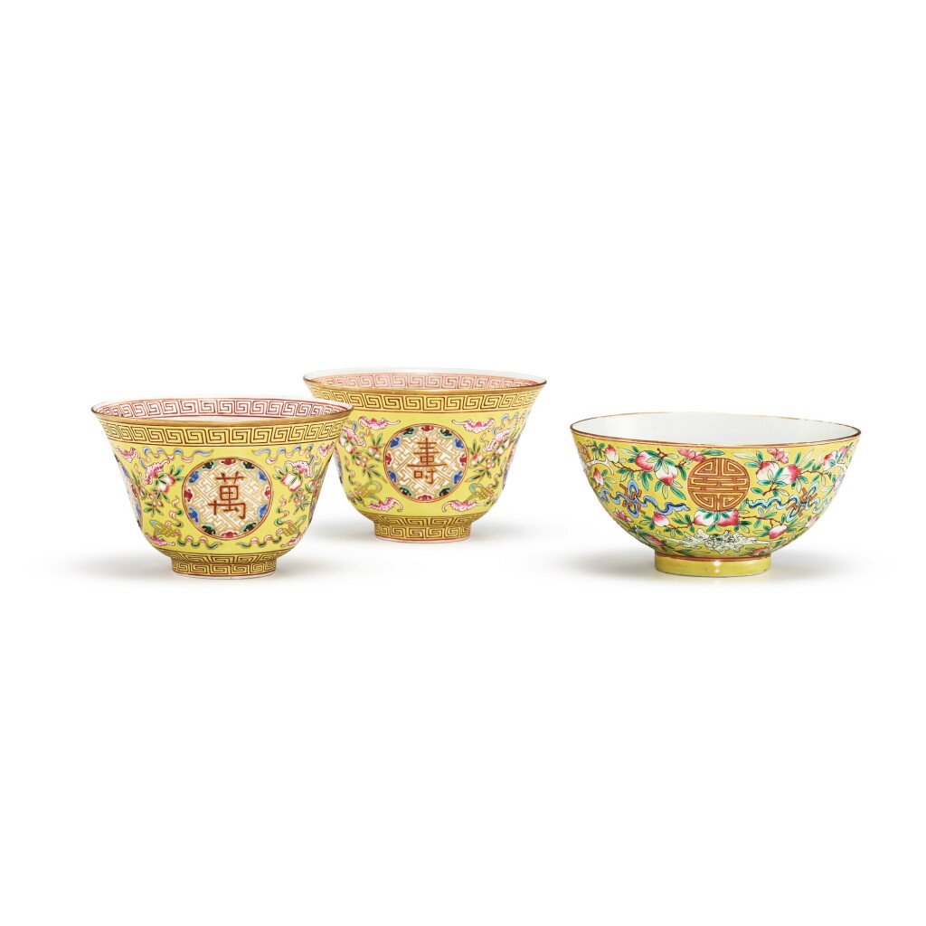 Voir en plein écran - Voir 1 du lot 419. A group of three yellow-ground famille-rose 'longevity' bowls, Republican period 民國 黃地粉彩萬壽無彊盌 及 福壽雙全盌一組三件 《大清道光年製》仿款.