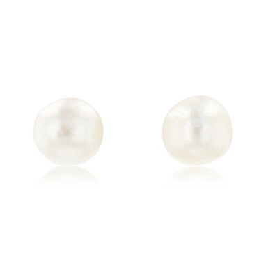 View full screen - View 1 of Lot 235. Paire de clous d'oreille perles fines | Pair of natural pearls ear studs.