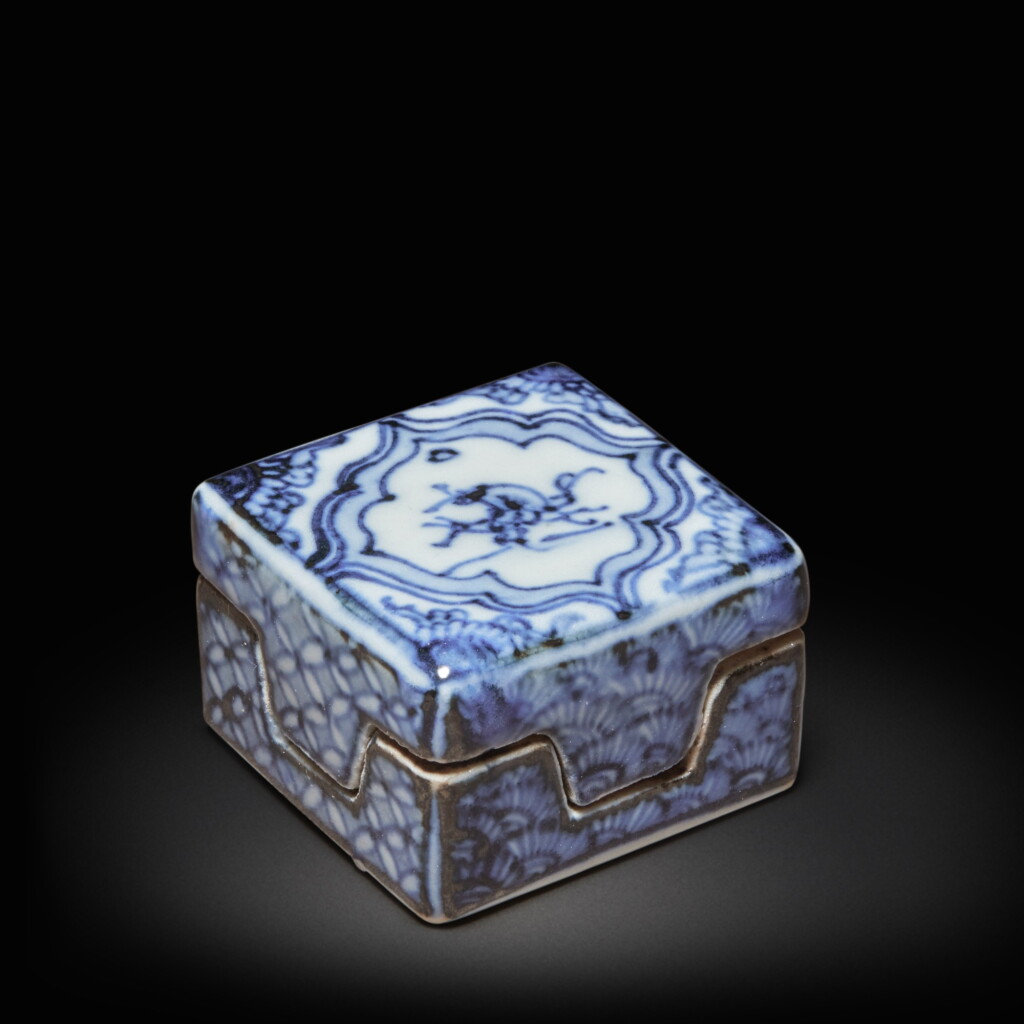 View full screen - View 1 of Lot 563. A small blue and white square seal paste box and cover, Late Ming dynasty | 明末 青花開光高士圖印泥盒 《成化年製》仿款.